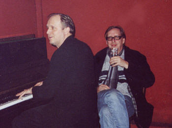 Ulrich Tukur am Piano, Ulrich Mayer dabei.